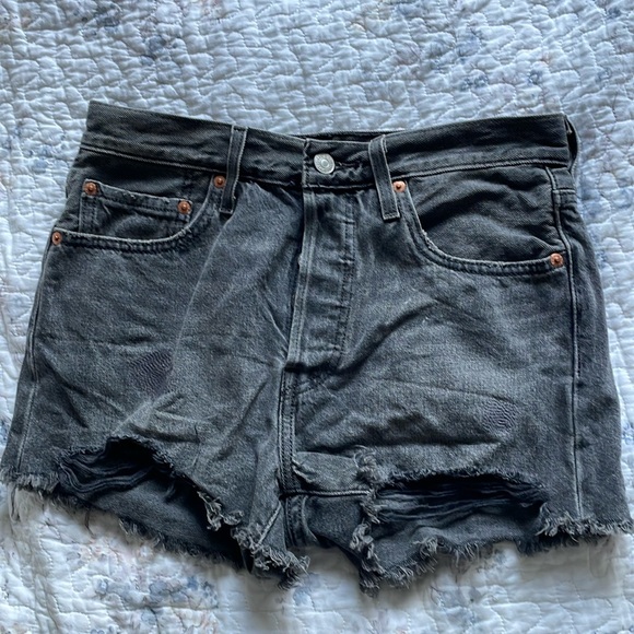 LEVI’S Distressed 501 Shorts - Picture 1 of 3